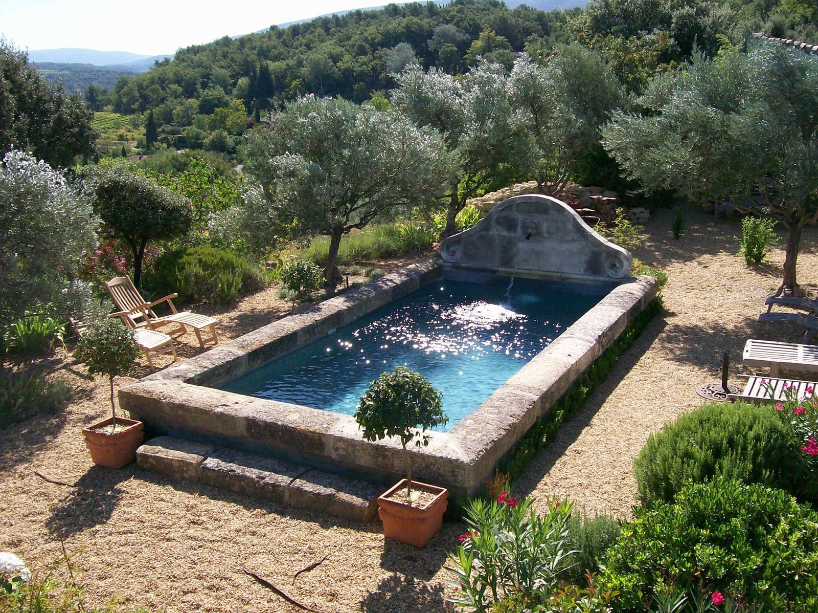 Piscine béton forme bassin provençal Vaucluse