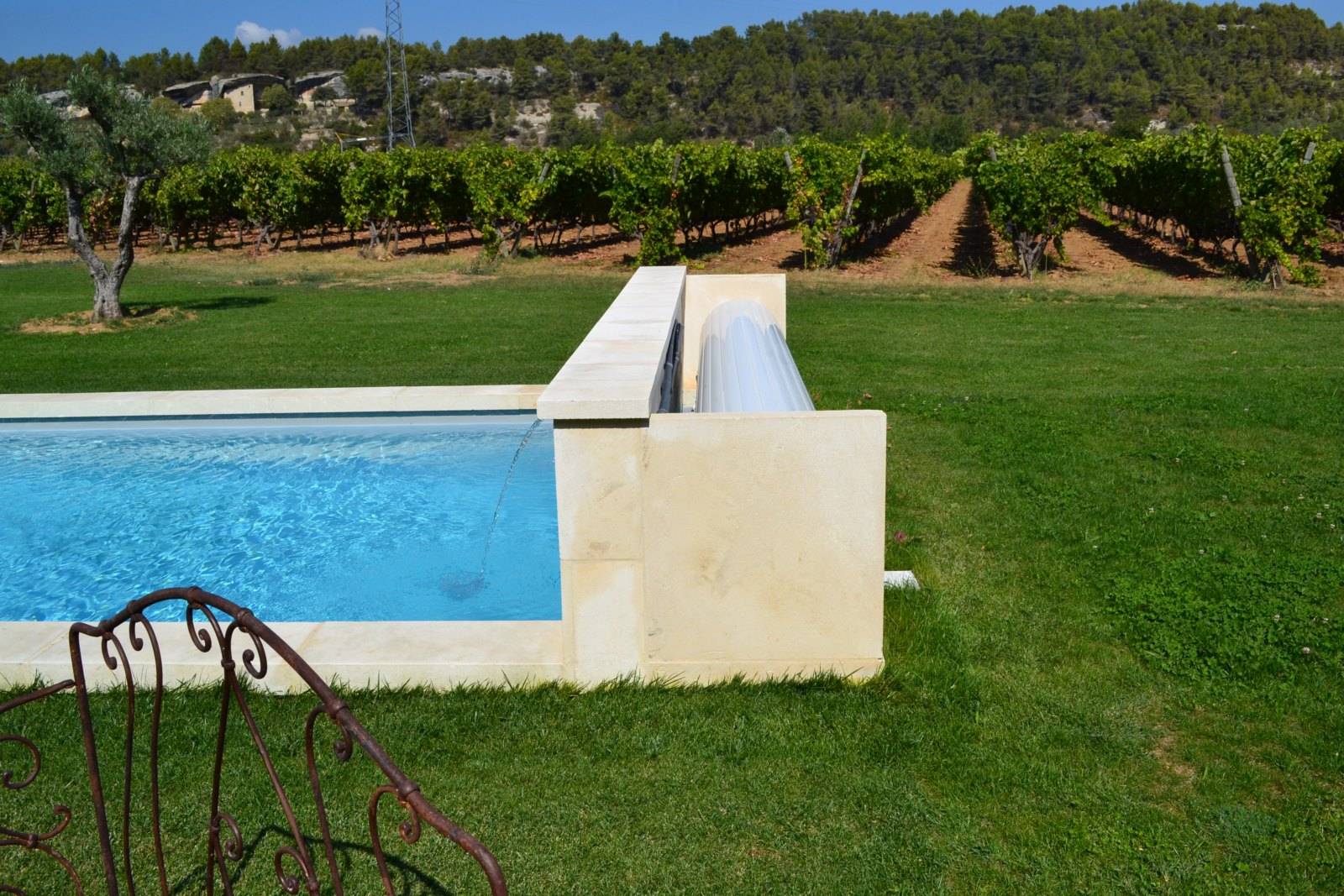 Mur de dissimulation du volet roulant piscine, Menerbes, Vaucluse
