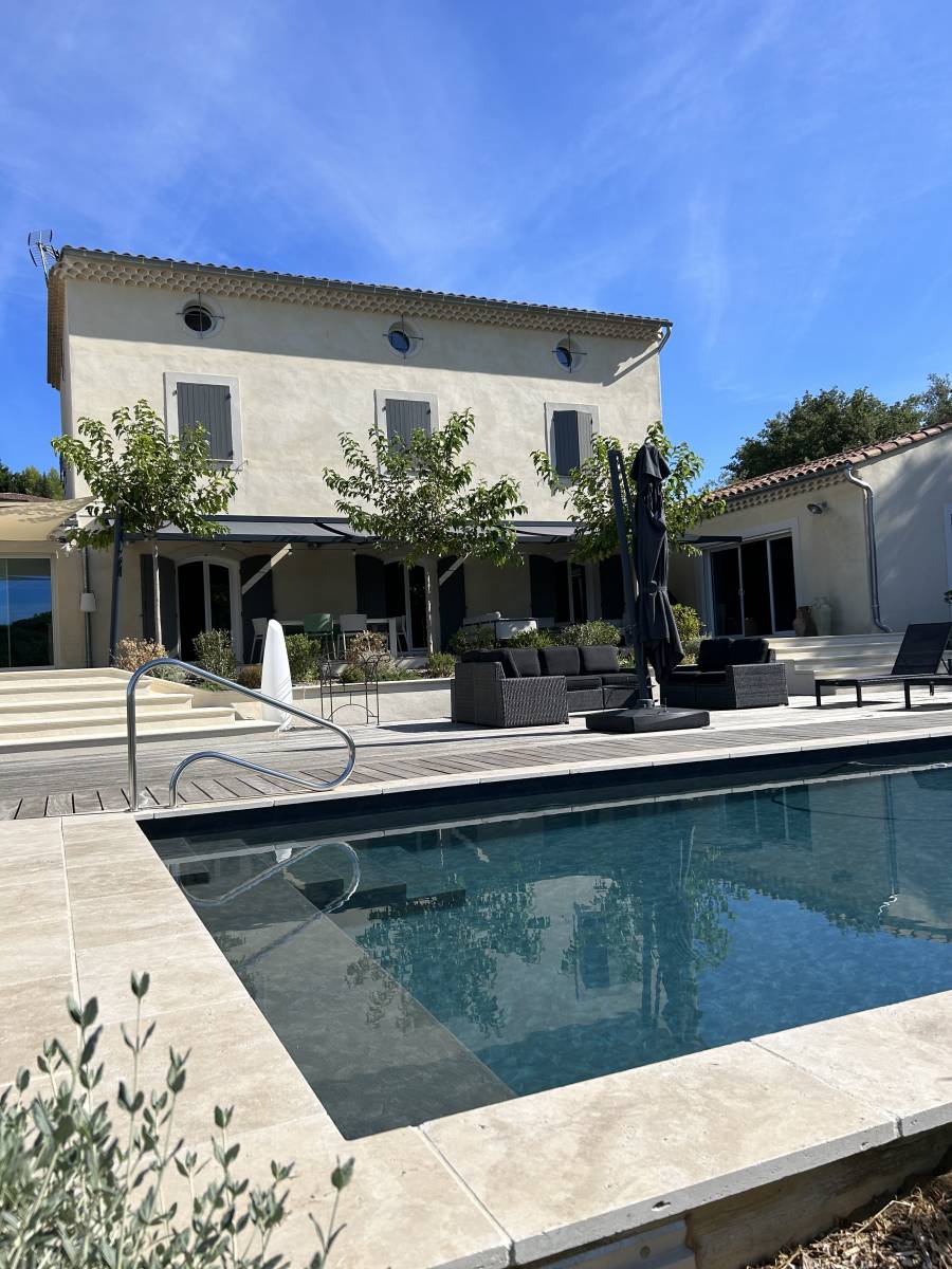 Piscine en maçonnerie traditionnelle à Pernes les Fontaines et margelles en pierres de travertin
