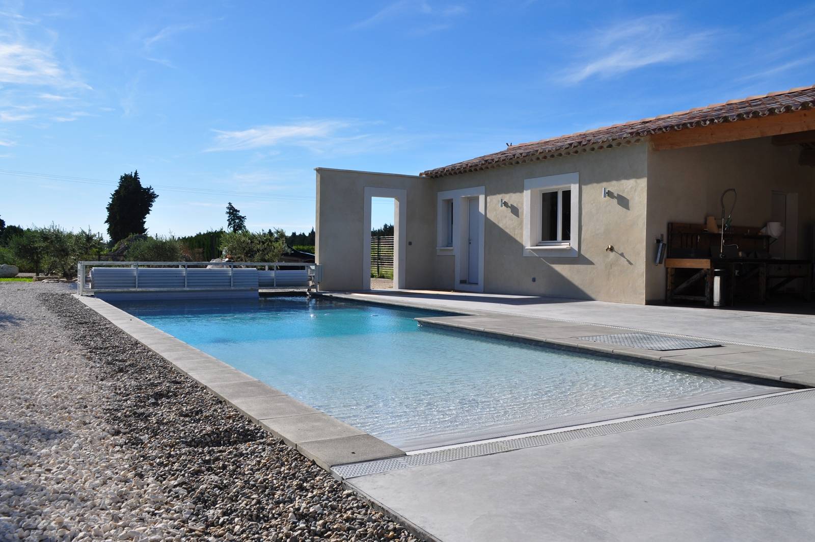 Construction d'une piscine avec plage immergée et d'un pool house à Isle sur la sorgue