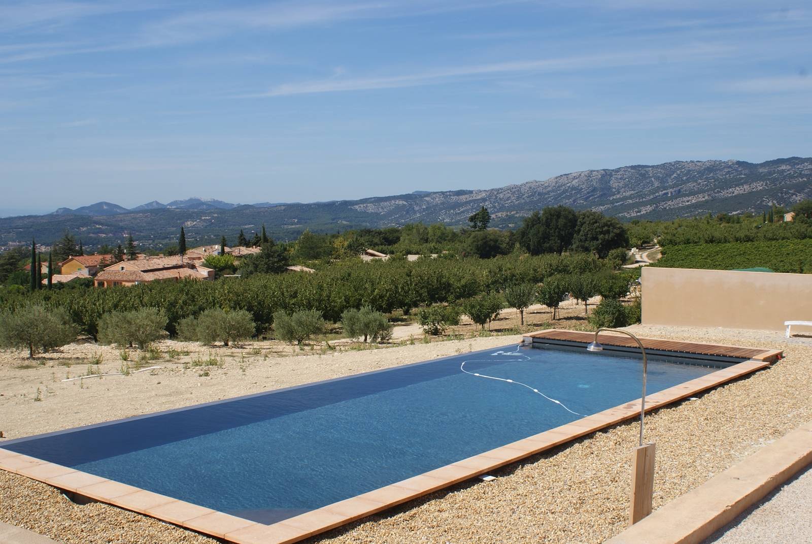 Réalisation d'une piscine maçonnée à débordement avec revêtement PVC armé gris anthracite à Bédoin, alliant technicité de pointe et design contemporain épuré