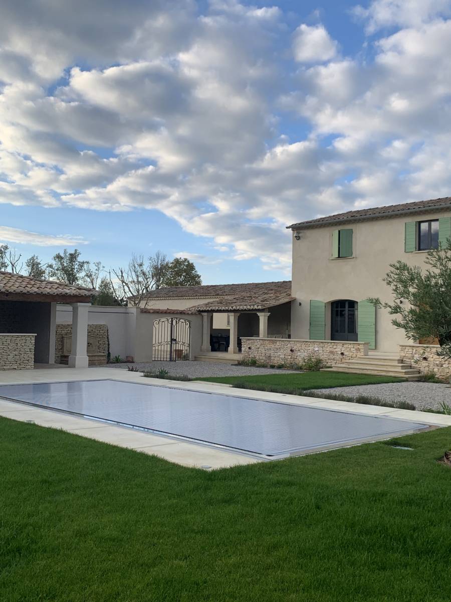 Piscine miroir en maçonnerie traditionnelle