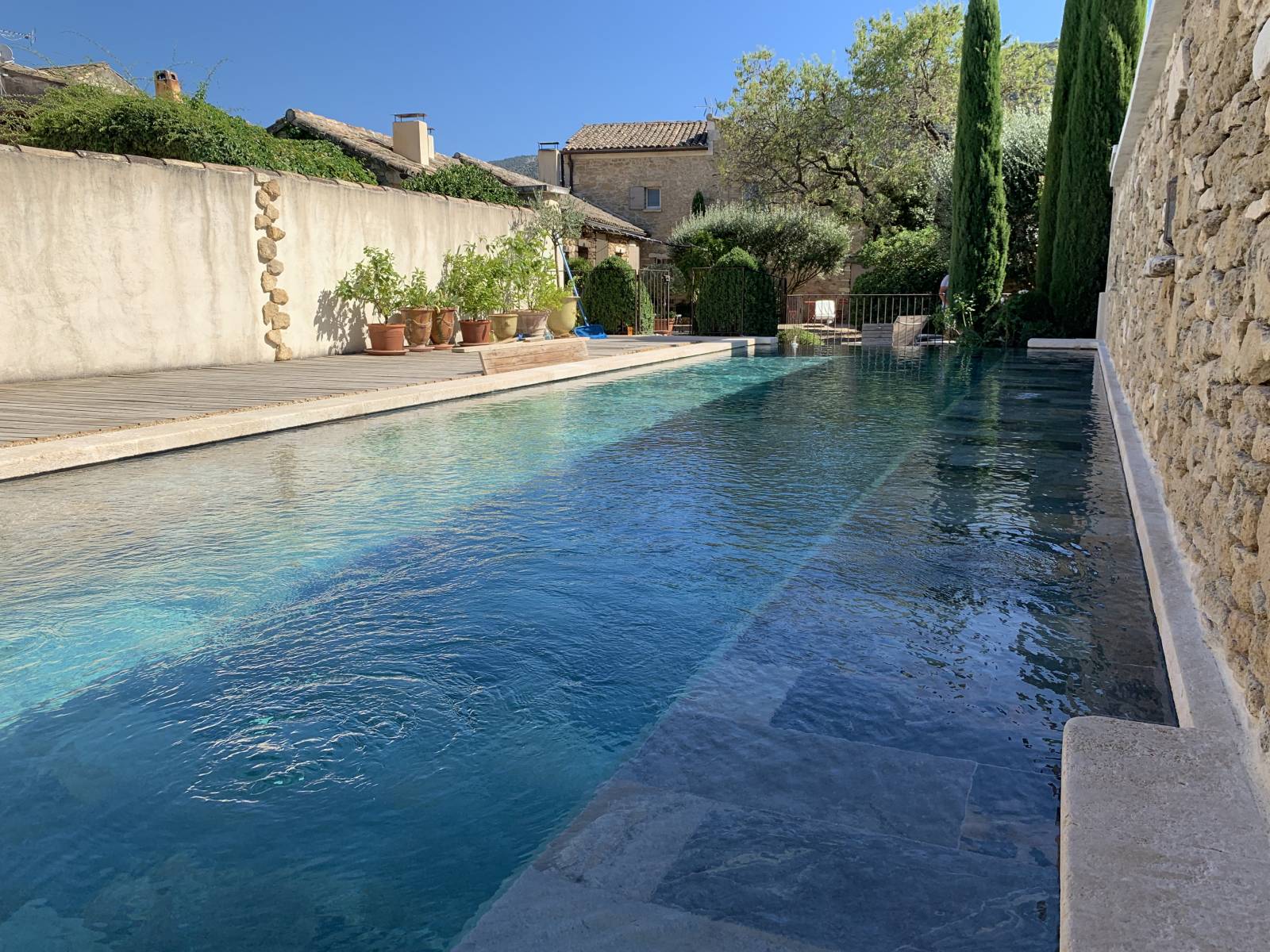 Carrelage Pierre de Bali rénovation piscine dans le Luberon VAUCLUSE