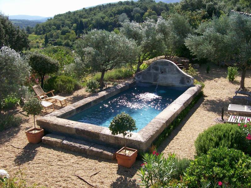 Construction d'une piscine en béton de forme bassin provençal dans le Vaucluse pour un rendu authentique et intemporel