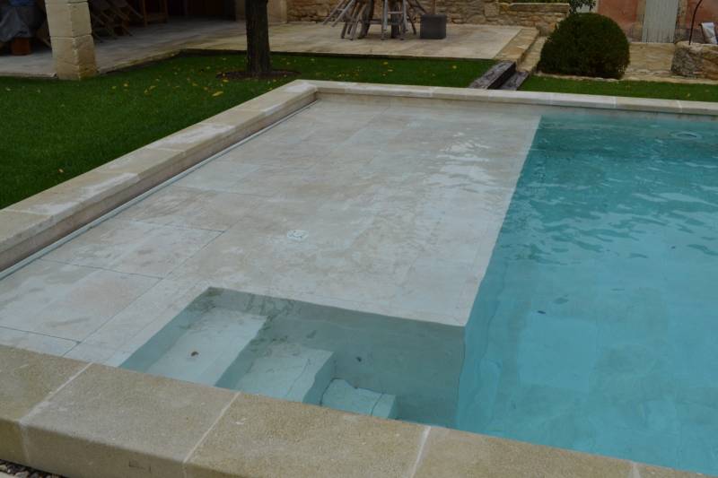 Volet roulant piscine caillebotis en pierre Gordes Vaucluse. Pisciniste Lubéron