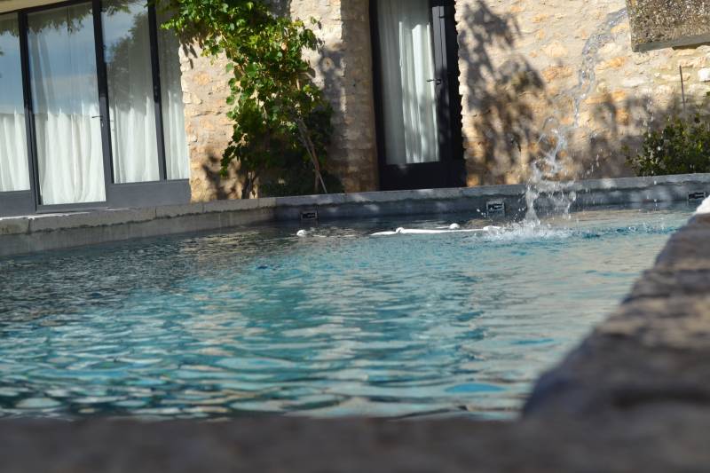 Piscine maçonnerie traditionnelle, revêtement enduit gris