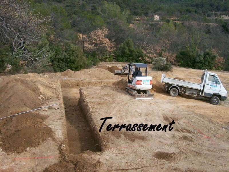 Les étapes pour la construction en béton armé, revêtement enduit, résine gelcoat ou carrelage
