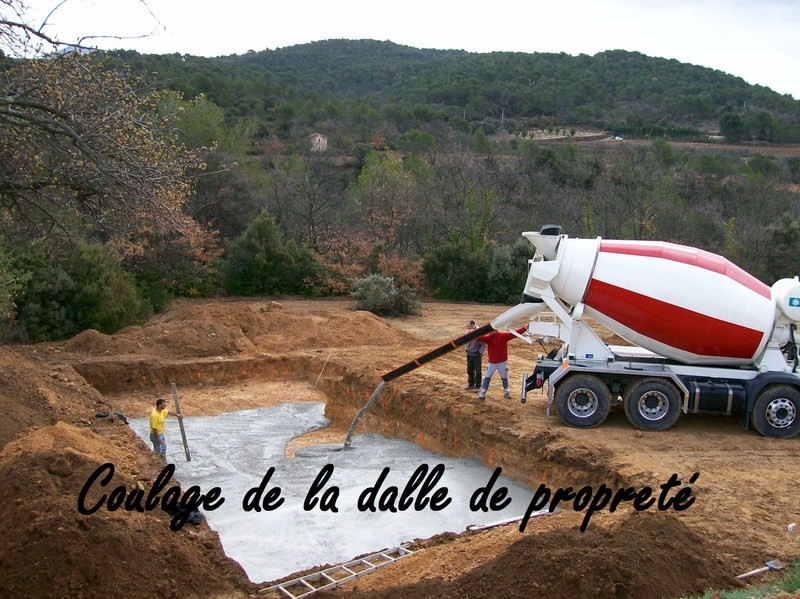 Les étapes pour la construction en béton armé, revêtement enduit, résine gelcoat ou carrelage