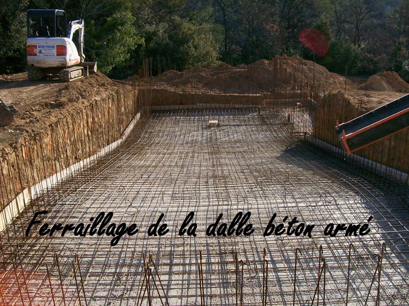 Les étapes pour la construction en béton armé, revêtement enduit, résine gelcoat ou carrelage