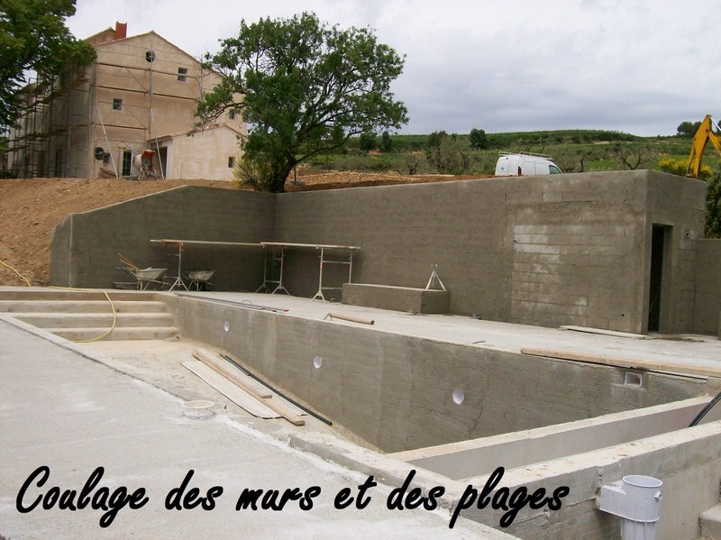 Les étapes pour la construction en béton armé, revêtement enduit, résine gelcoat ou carrelage