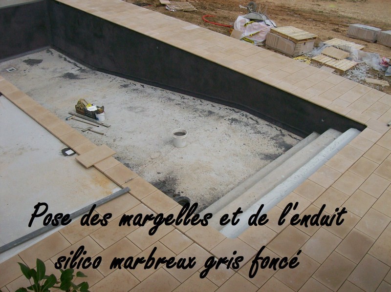 Les étapes pour la construction en béton armé, revêtement enduit, résine gelcoat ou carrelage