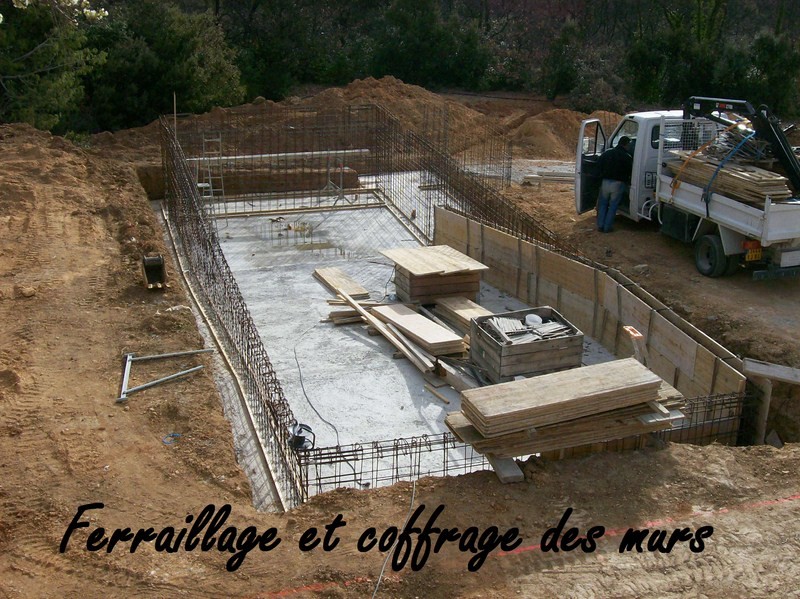 Les étapes pour la construction en béton armé, revêtement enduit, résine gelcoat ou carrelage