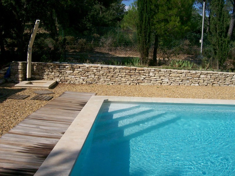 Escalier d'angle triangulaire pour piscine en dur près de L'isle sur la Sorgue