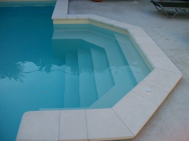 Escaliers extérieurs piscine