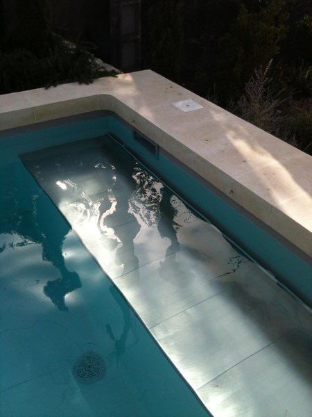 Volet roulant piscine fond d'eau, caillebotis en inox, Gordes. Pisciniste Vaucluse