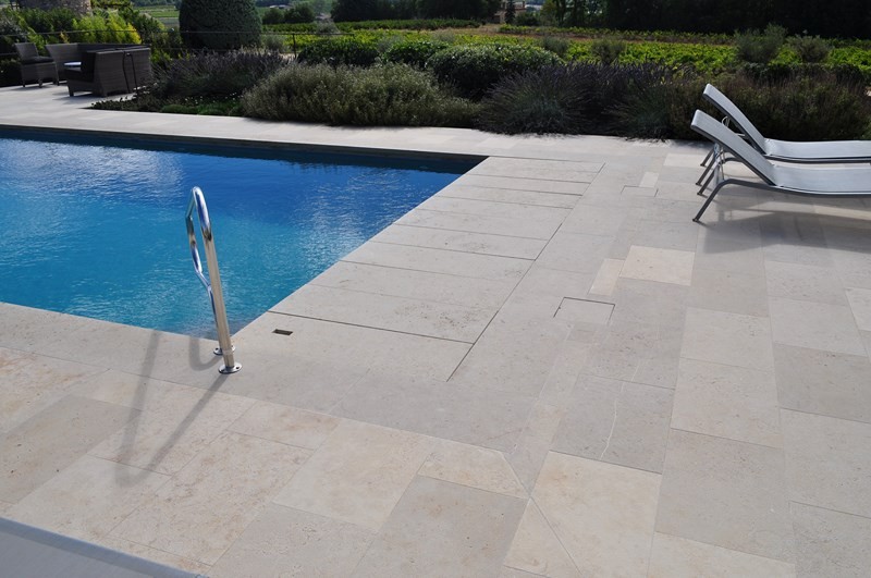 Couverture automatique piscine Isle sur la sorgue, caillebotis en travertin