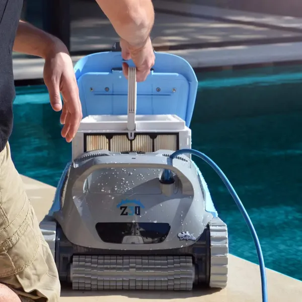 Le Robot autonome Z3I Dolphin nettoie votre piscine en profondeur, assurant une efficacité totale sans aucun effort requis.