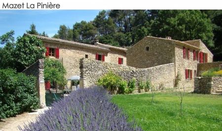 Hébergement de vacances dans un gîte au coeur du Luberon Maubec MAZET LA PINIERE